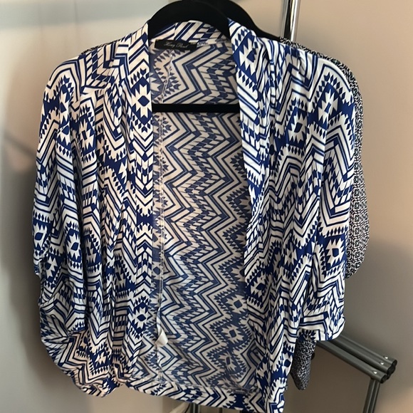 3 piece like new abstract print bundle - Picture 2 of 8